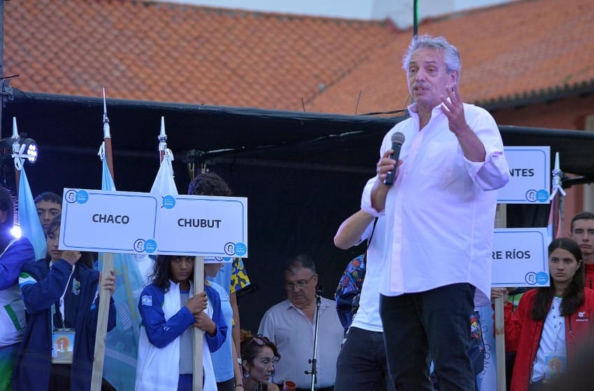 Ante jóvenes de todo el país, el Presidente inauguró los Juegos Evita de Playa