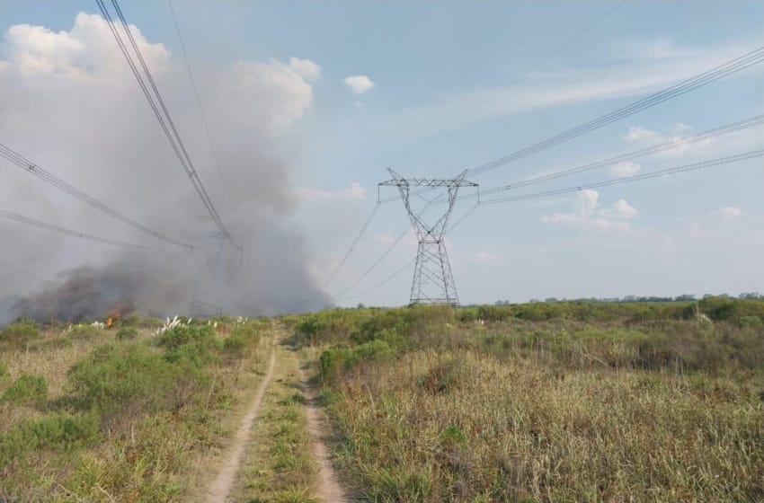 Un incendio en una línea de alta tensión en General Rodríguez provocó el apagón