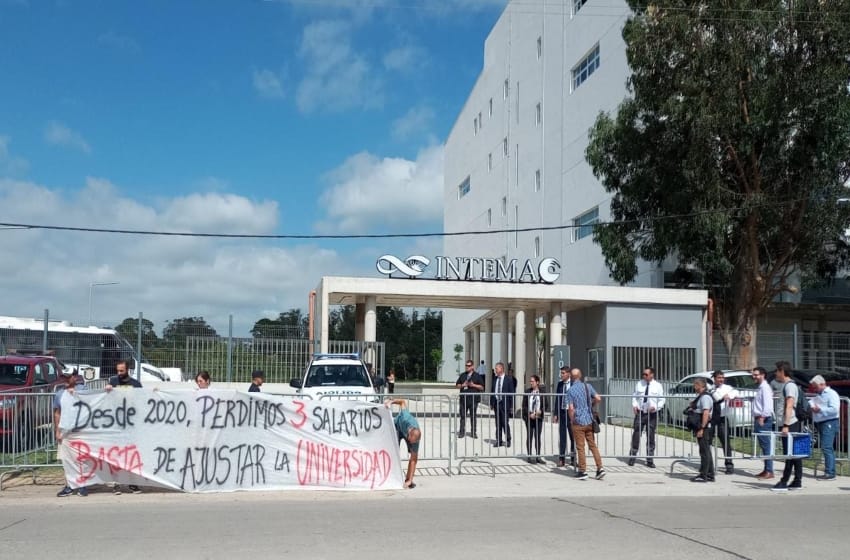 Docentes universitarios se manifestaron en las instalaciones del INTEMA Mar del Plata