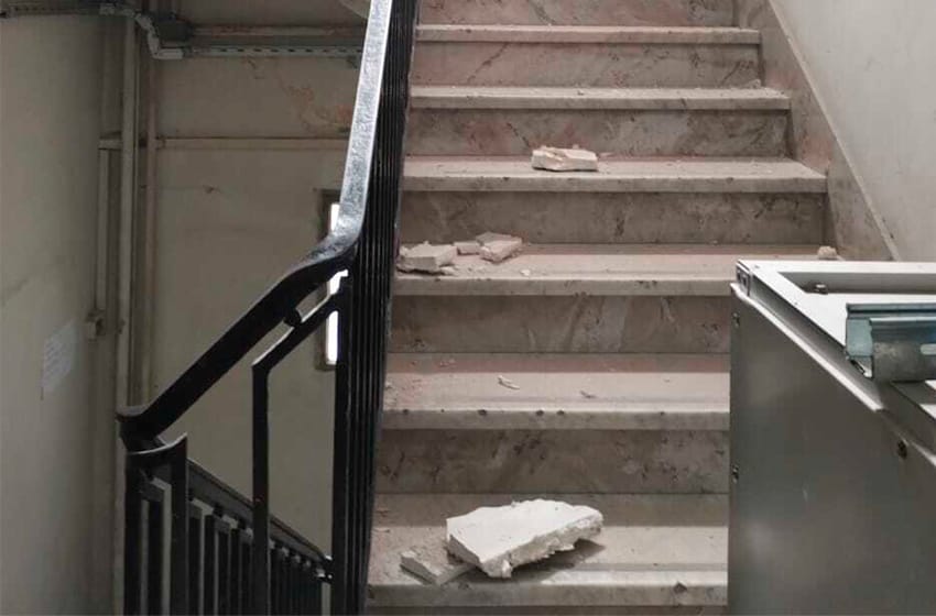 Peligro derrumbe: se cayó parte del techo en un acceso al HCD en el palacio comunal