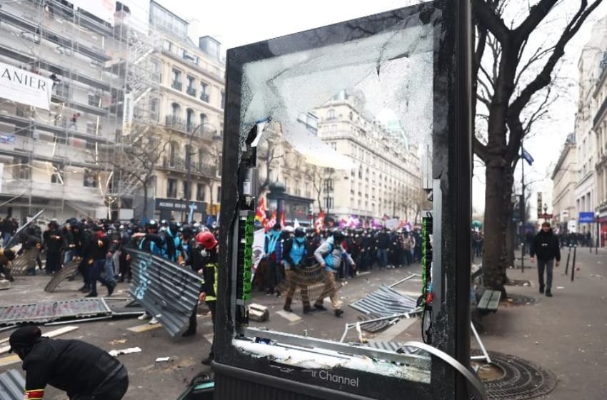 Sube la tensión en París: serios disturbios y destrozos durante una nueva protesta contra la reforma de Macron