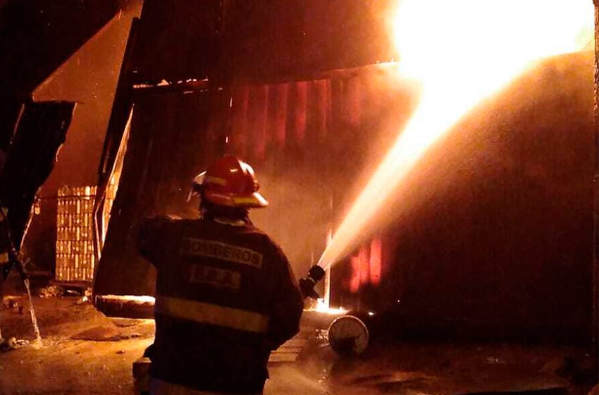 Incendio en mayorista de ruta 88: las llamas comenzaron en un contenedor