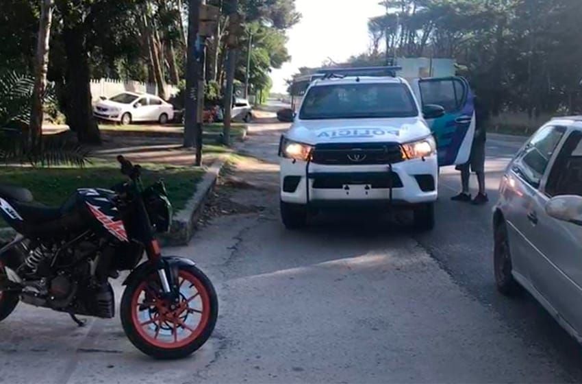 Encuentran una moto robada: un joven de 18 años que hacía "willy" allanó el camino a la policía