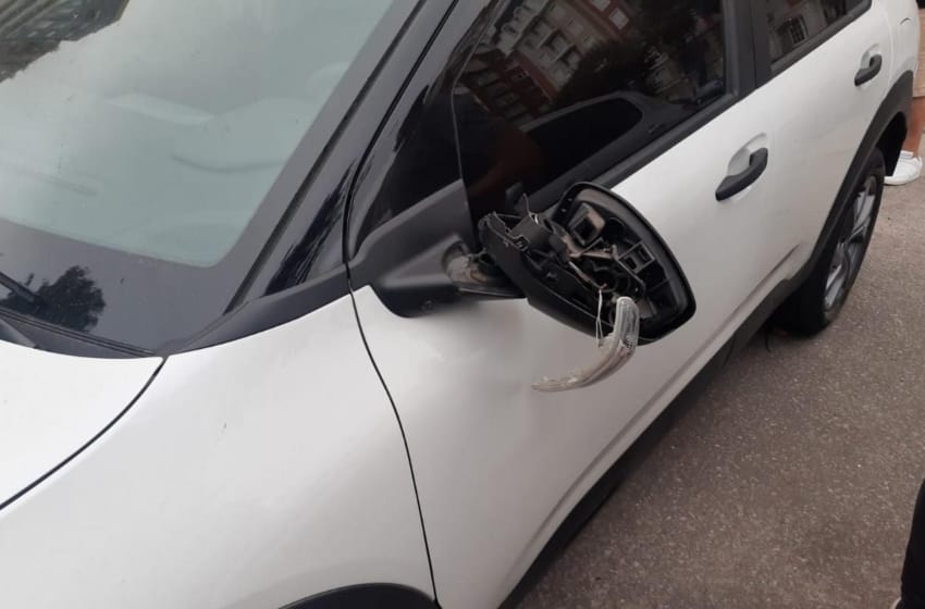"Trapito" alterado rompió el espejo de un auto y atacó a una mujer policía