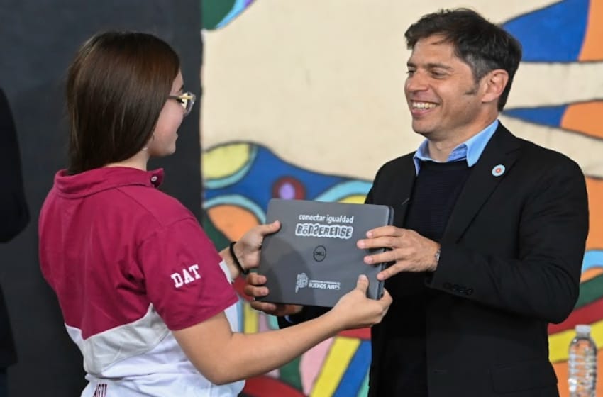 Se entregaron 168 computadoras personales a estudiantes de Lobería