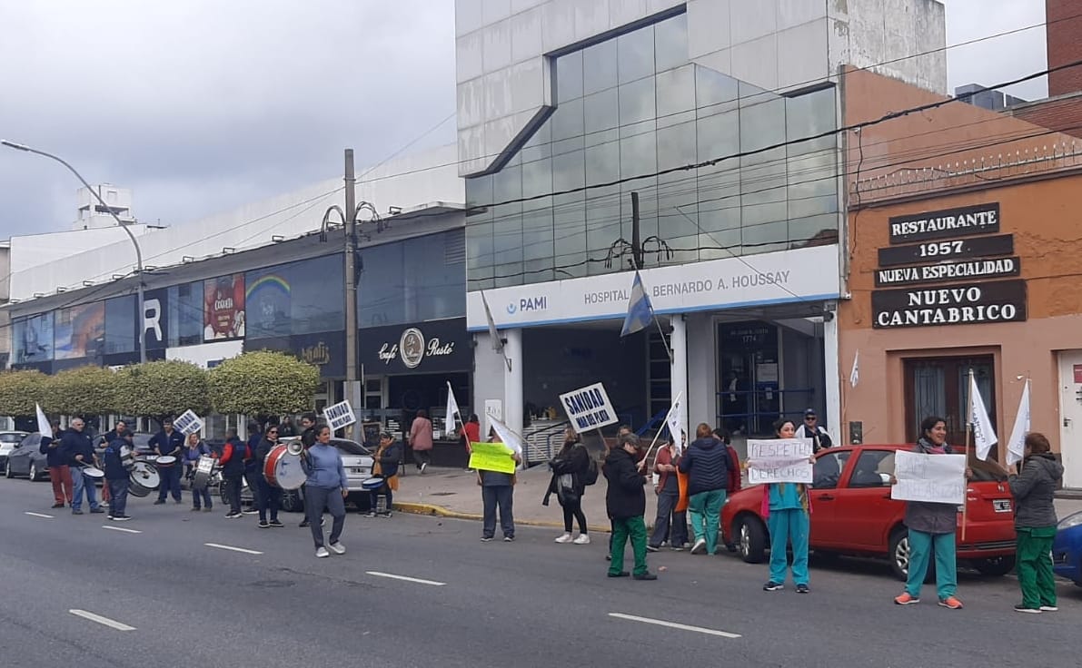 Trabajadores del Houssay se manifestaron en las puertas del hospital