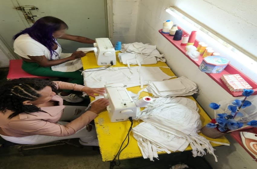 Presidiarias de Batán elaboran kits de indumentaria de trabajo para alumnos