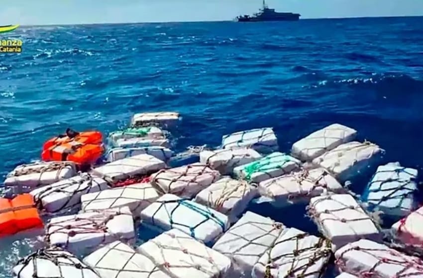 La Policía de Italia incautó dos toneladas de cocaína que encontró en el mar cerca de Sicilia