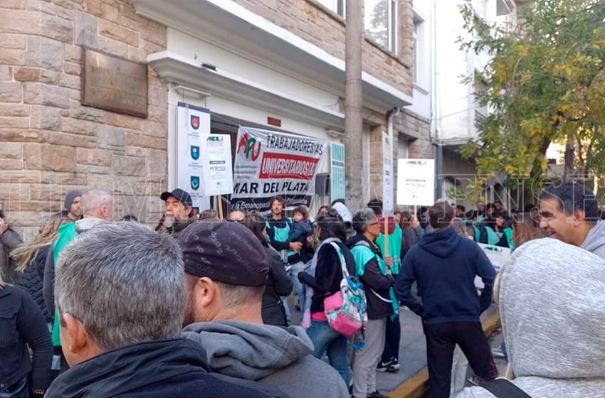 Trabajadores no docentes de la Universidad denuncian hostigamiento y persecución gremial