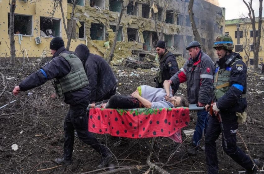Una foto de la agonía de una embarazada en la guerra de Ucrania ganó concurso World Press Photo 2023