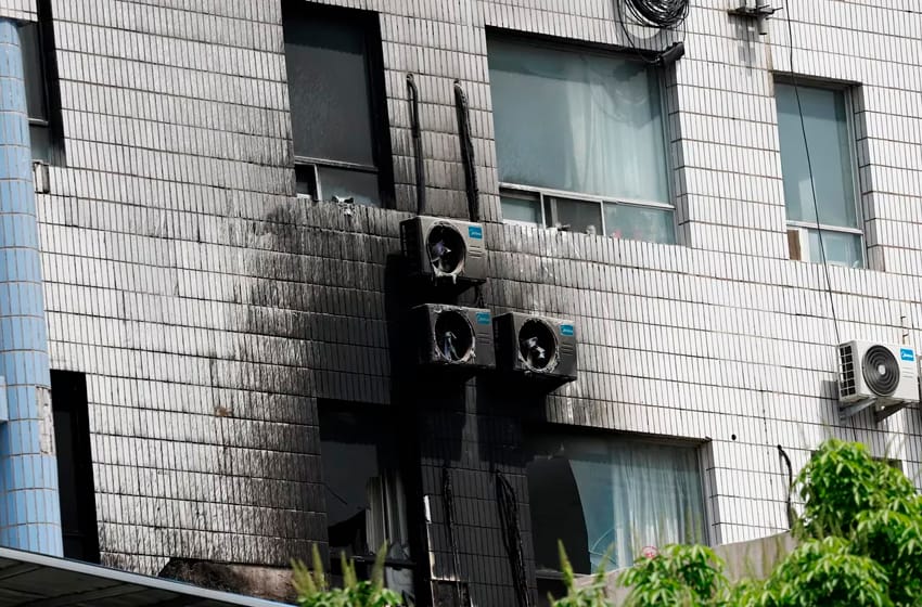 Pánico en un hospital de China: saltaron por las ventanas para huir de un incendio que dejó 29 muertos