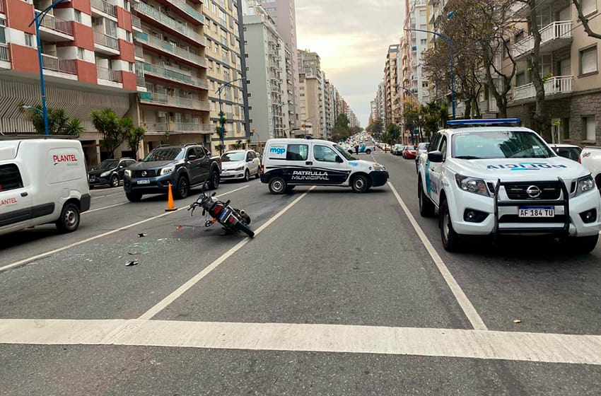 Choque en Colón y Olavarría: un motociclista herido