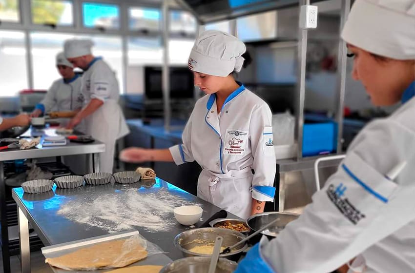 UTHGRA Mar del Plata capacita a unas 300 personas en oficios gastronómicos con salida laboral