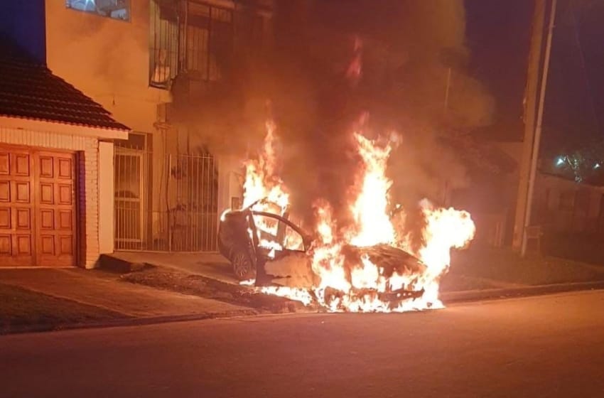 Investigan el incendio de un taxi en barrio Jorge Newbery