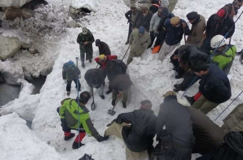 Hay nueve muertos y 25 heridos por una avalancha de nieve en el norte de Pakistán