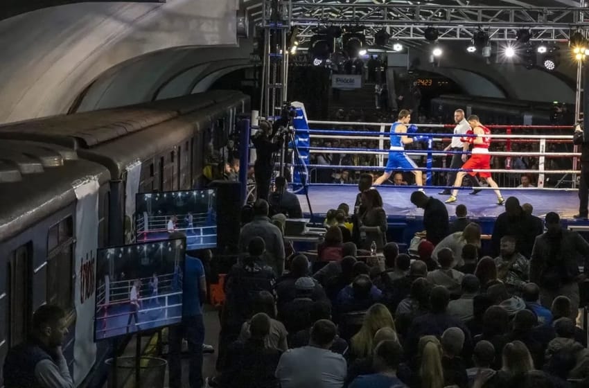 Ucrania organizó un torneo de boxeo en la estación de subte de una ciudad bombardeada