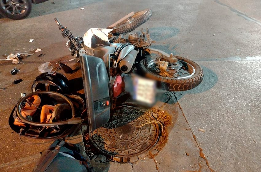 Motociclista borracho chocó un taxi en Jara y Libertad