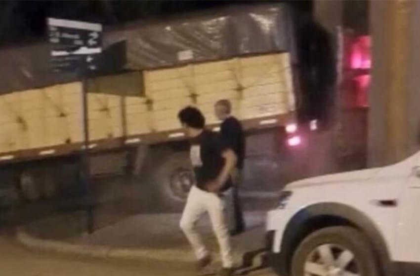 Orense: se enojó por el precio del whisky y chocó su camión de culata contra el boliche