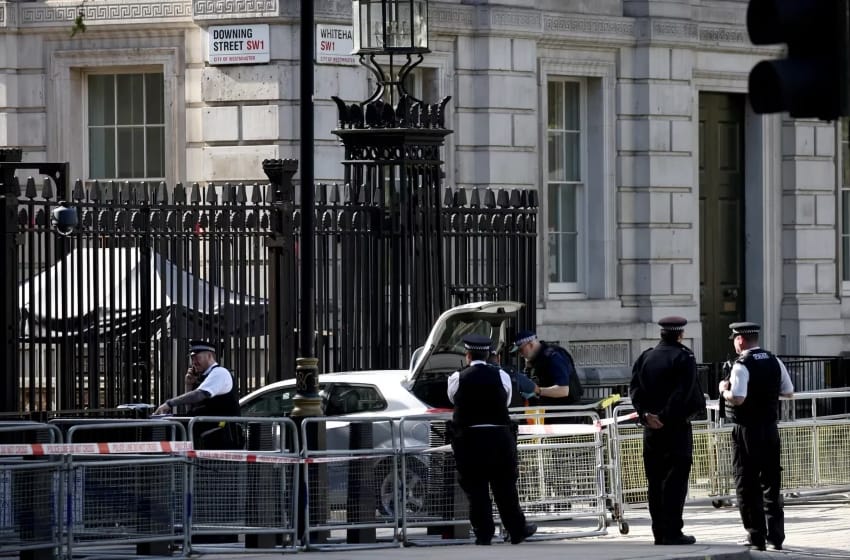 Alarma en el Reino Unido: detuvieron a un hombre que chocó contra las rejas de la residencia del premier