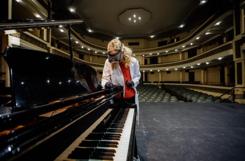 Comenzó la restauración del emblemático piano del Teatro Colón