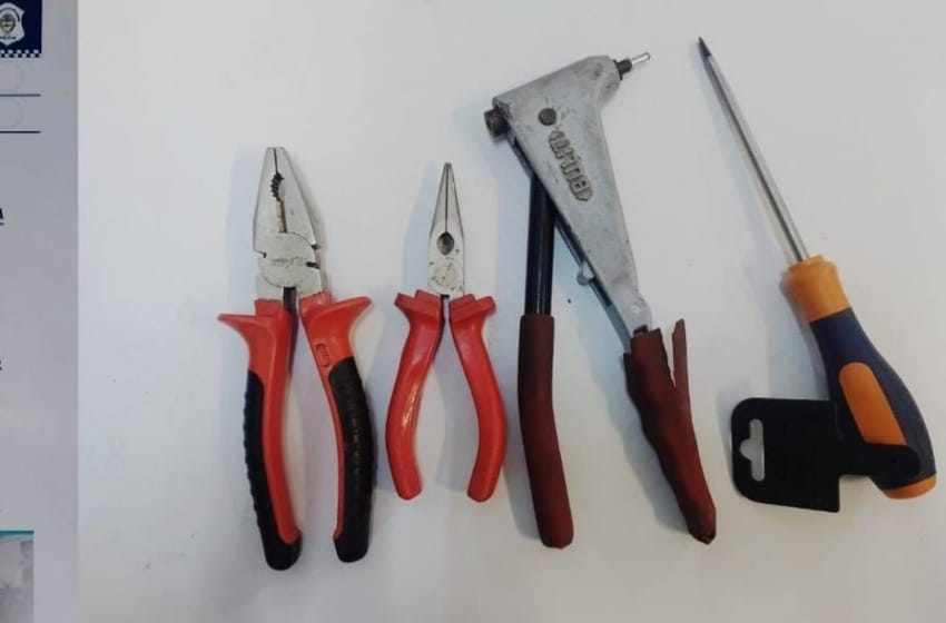 Hurto en familia: le robaron las herramientas a un jubilado cuando arreglaba la puerta de su casa