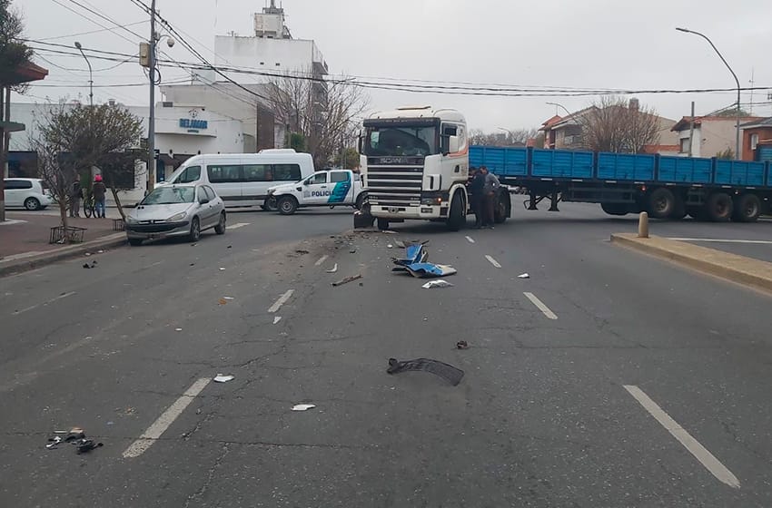 Impactante choque en Juan B. Justo entre un colectivo y un camión: un pasajero internado