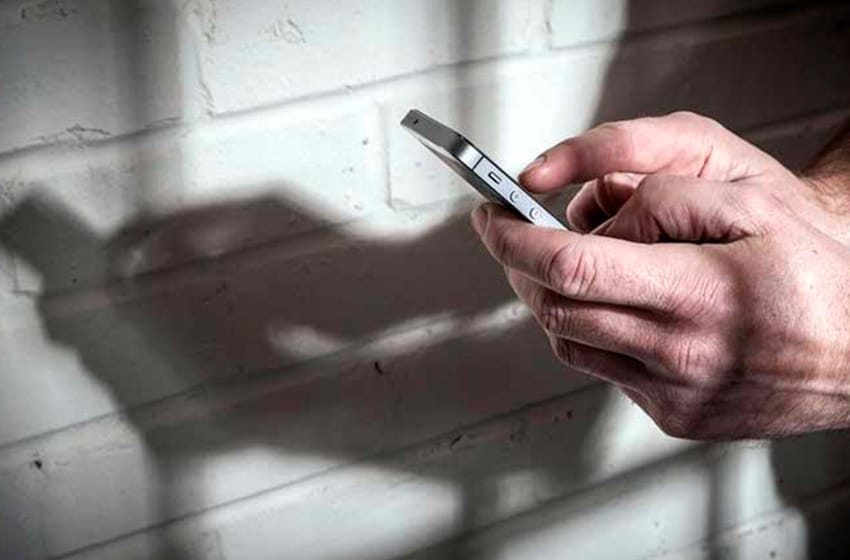 Presentan cautelar para prohibir que presos usen celular en las cárceles