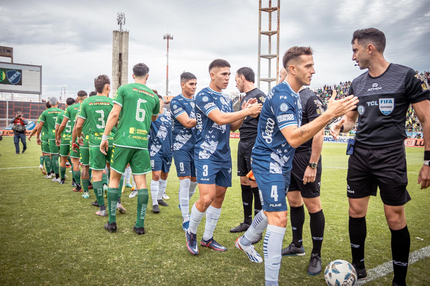 El saludo entre los jugadores en el inicio del encuentro (Fotos: Florencia Arroyos - MarcaDeportiva)