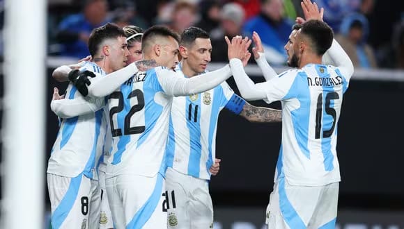 Argentina goleó por 3 a 0 a El Salvador.