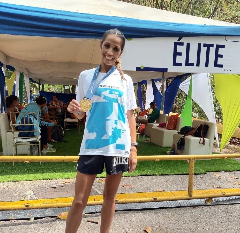 La felicidad en la cara de Anahpi Castaño tras cruzar la meta entre las 10 mejores del Maratón de Caracas.
