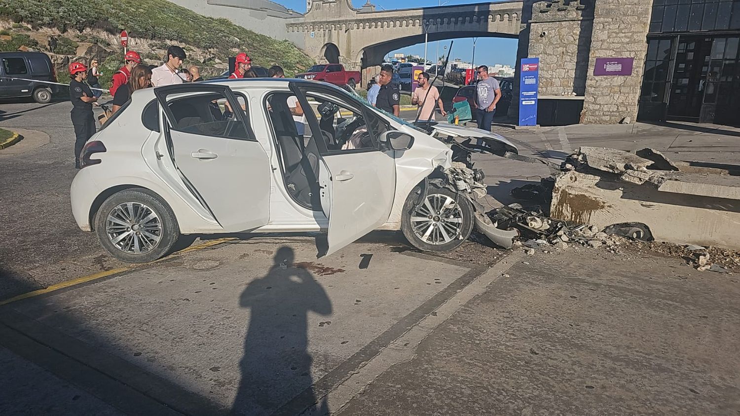 El auto que impactó en un sector de la costa, a metros del Torreón.