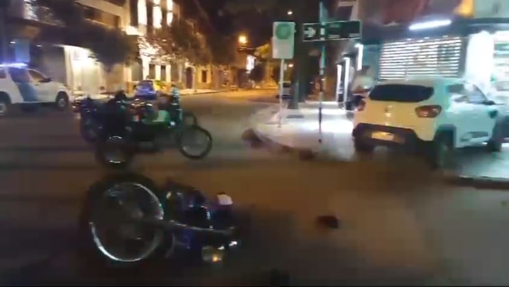 La moto de tránsito en el piso, tras el choque.