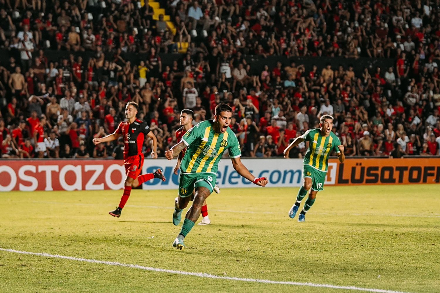 Agustín Colazo celebrando el gol de penal ante Colón (Foto: Prensa Aldosivi)