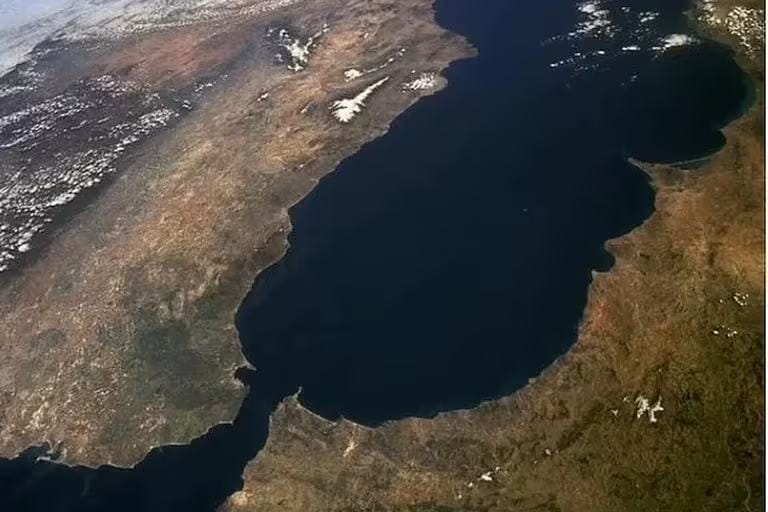 El tamaño de la zona de subducción bajo el Estrecho de Gibraltar se espera que crezca considerablemente. (NASA)