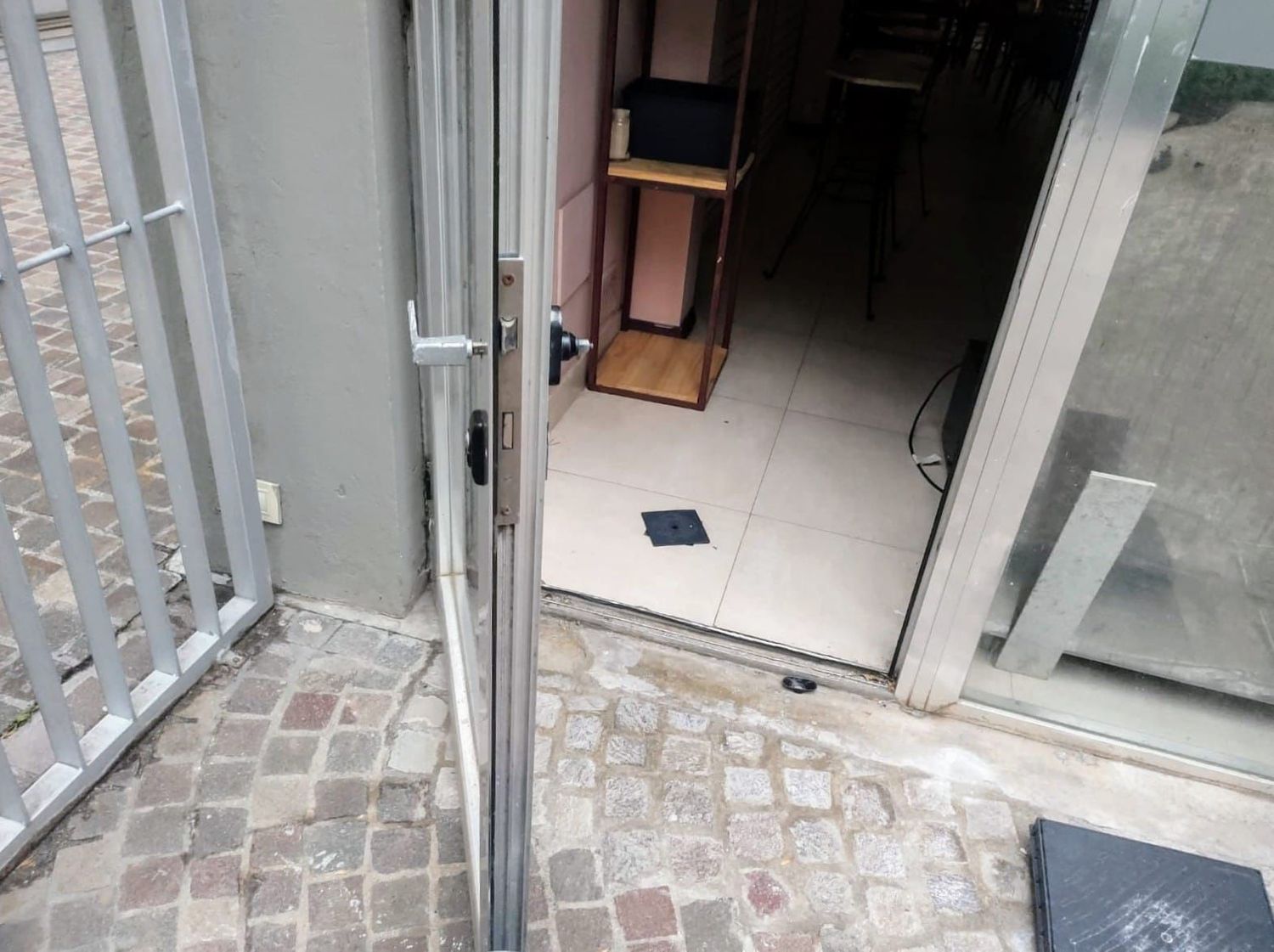 Un sujeto rompió puerta trasera de un local y sustrajo dos maletines con cubiertos