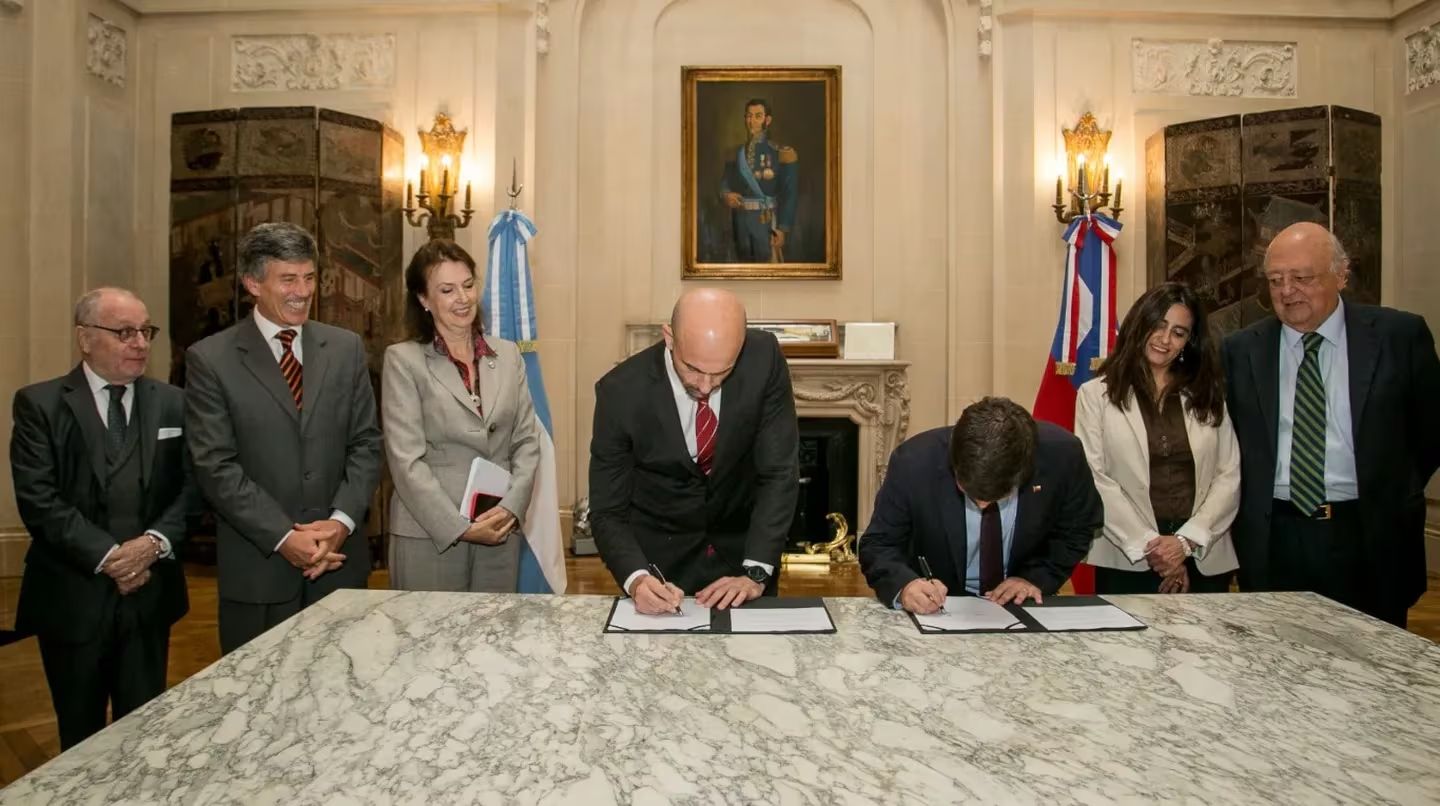 El Gobierno firmó un acuerdo con Chile para impulsar el transporte aéreo entre países
