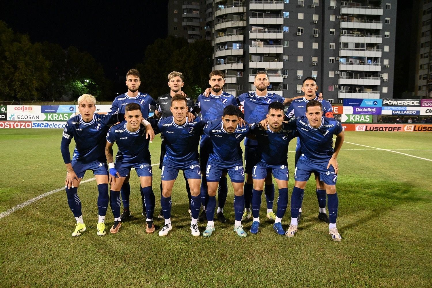 El equipo formando en la previa del partido (FOTO: Prensa Ferro)