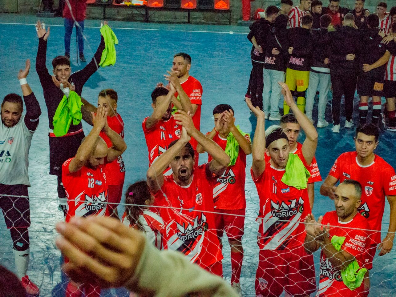 Los jugadores de Banco Provincia saludando al público que los acompañó. (Foto: María Belén Fernández)