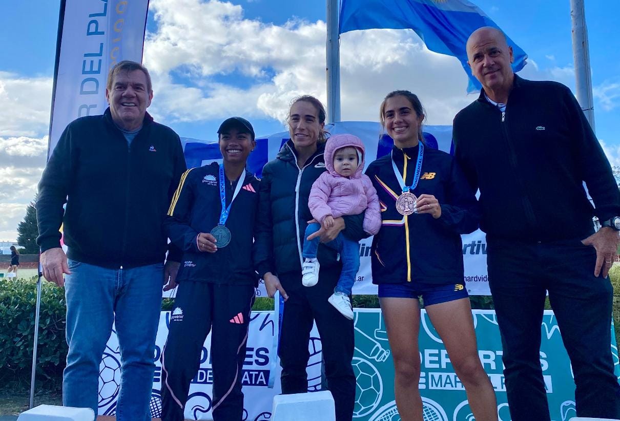 Belén Casetta con su hija en el podio del Torneo "Semana del Mar"