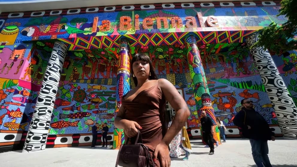 La artista brasileña Manauara Clandestina posa frente a la entrada principal del pabellón principal de la 60ª Bienal de Arte de Venecia
