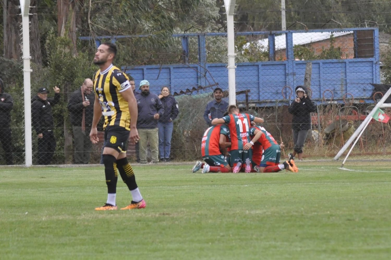 Círculo Deportivo hecho un racimo de jugadores. (Foto: Martín Angelini -Prensa Círculo)