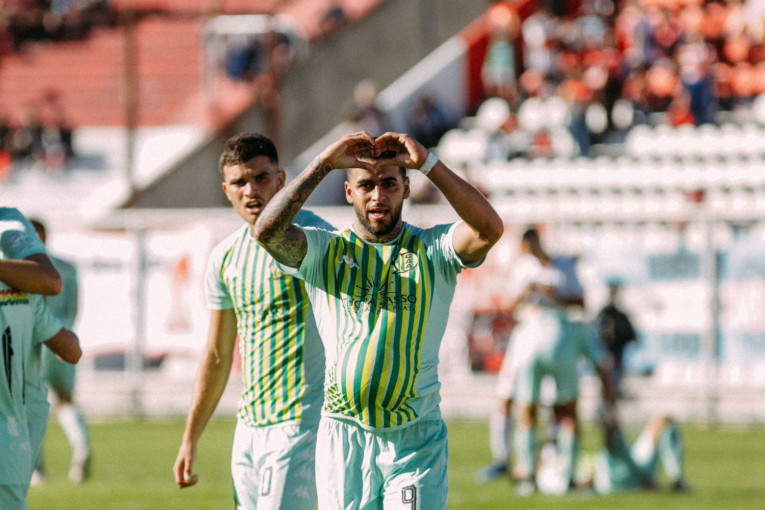 Agustín Colazo festejando su gol. (Foto: Aldosivi)