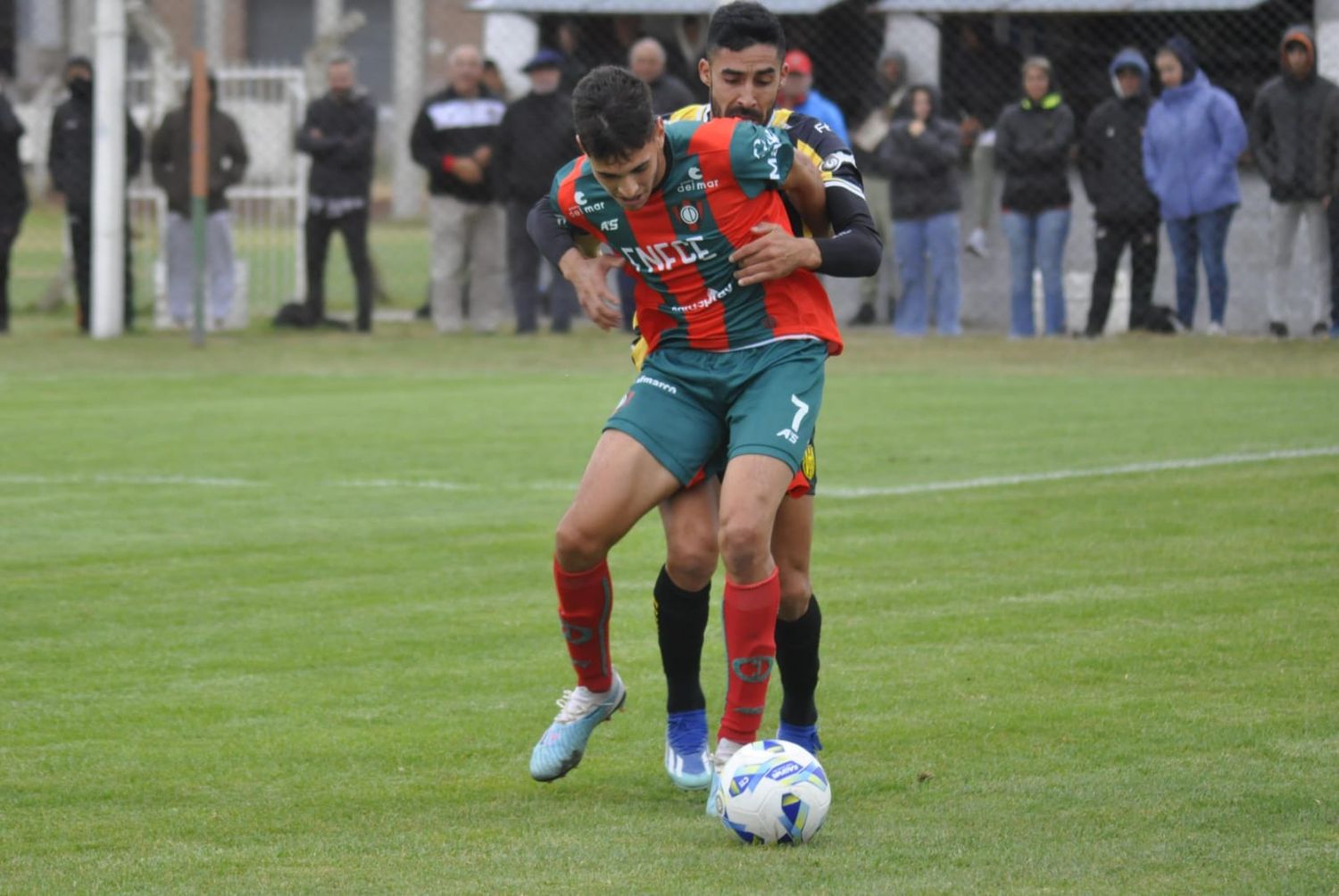 El jugador de Círculo Deportivo Diego San Julián controlando la pelota ante Olimpo. (Foto: Prensa Círculo Deportivo)