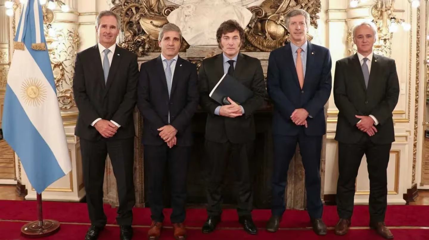 El presidente Javier Milei, junto a funcionarios del área de Economía: Pablo Quirno, Luis Caputo, Santiago Bausili y Vladimir Werning.
