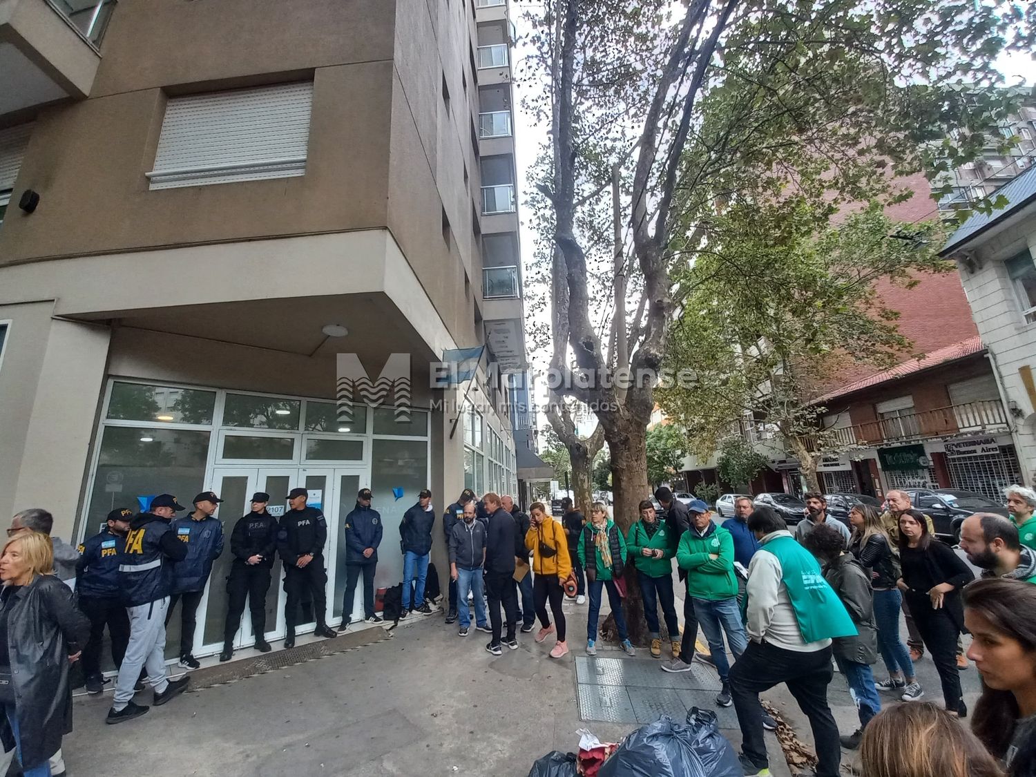 Trabajadores del Enacom en las puertas de la delegación marplatense.