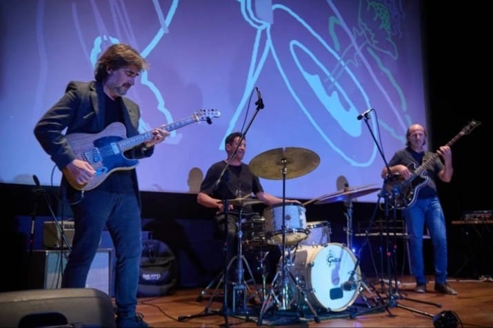 El trío del guitarrista continúa presentando su último disco “Rojo tambor”.