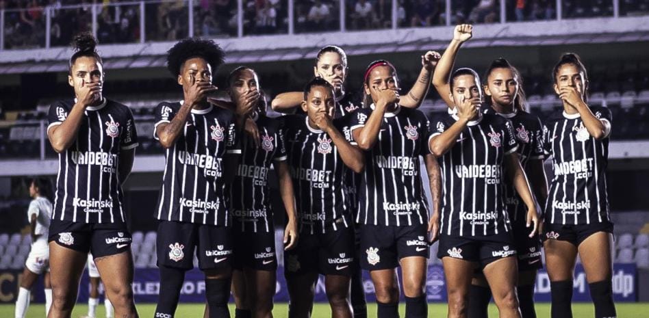Las jugadoras del Corinthians protestando por la contratación de Kleiton Lima.