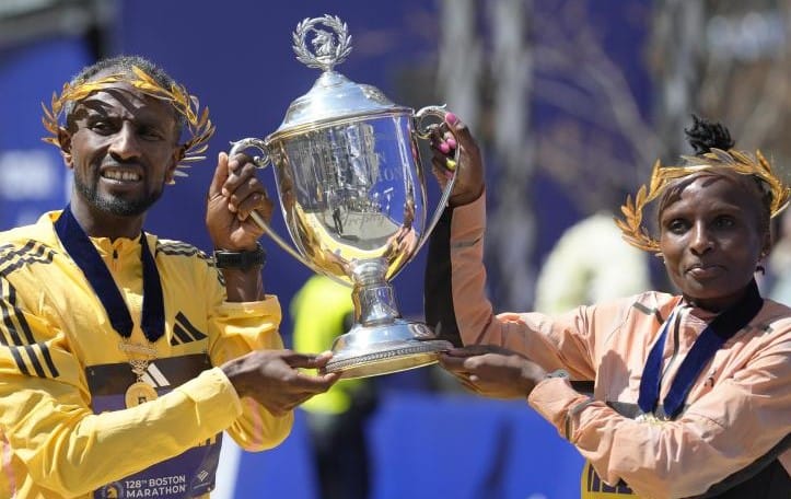 Lemma y Obiri con el trofeo tras ganar el Maratón de Boston.