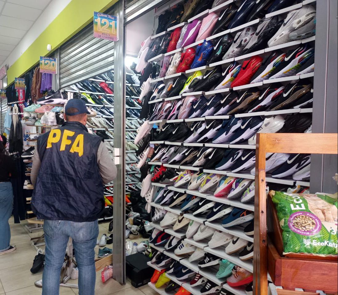 “Ropa limpia, negocios sucios”: PFA secuestró prendas y artículos electrónicos ilegales valuados en sumas millonarias