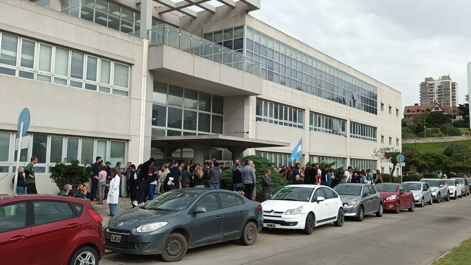 Gran manifestación en las puertas del INIDEP tras numerosos despidos.